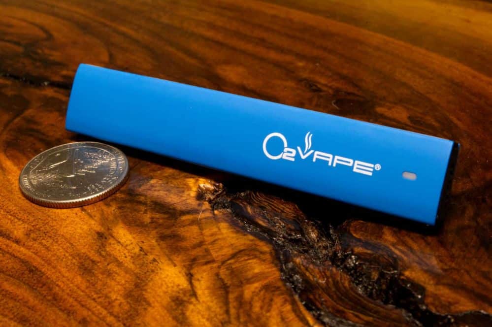 o2vape-aero-disposable-rechargeable-vape-pen-size-comparison-quarter